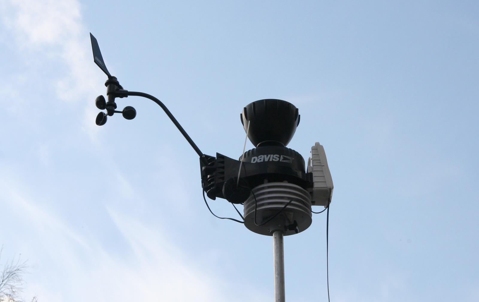 Мачта с датчиками метеостанции передвижной лаборатории